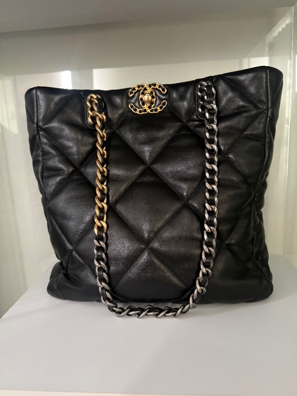 2022 Chanel 19 shopping bag